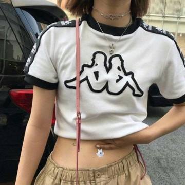 博物馆保洁阿姨手拿扫帚为游客讲解
